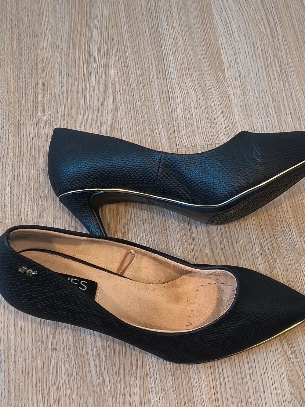 Jones New York Black Pointed-Toe Textured Heels with Gold Accent